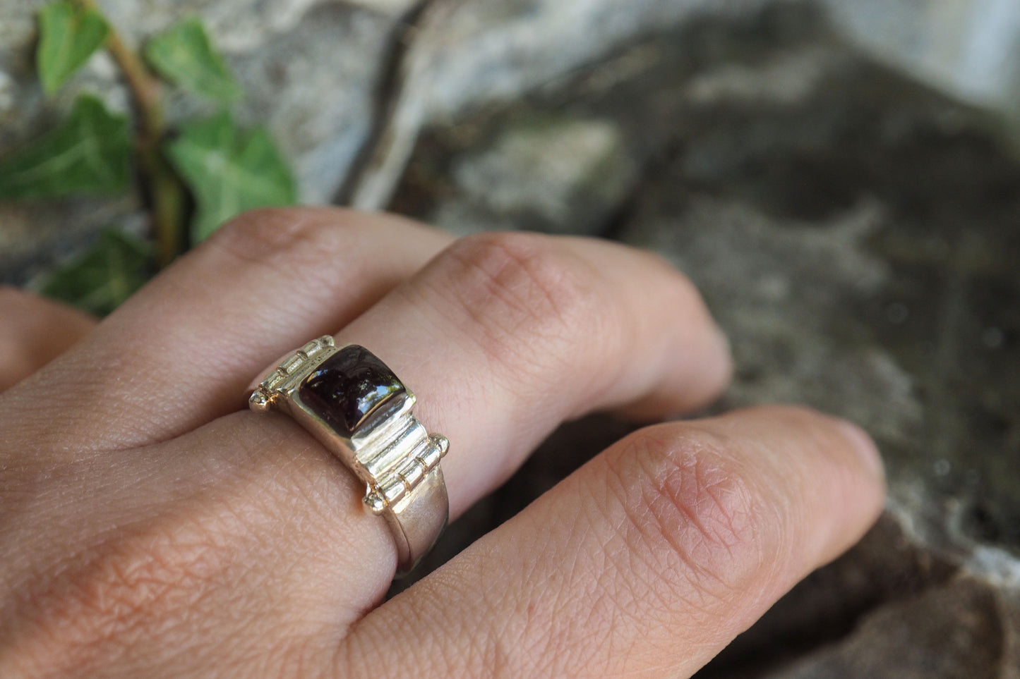 Elyndra | Ring with Garnet
