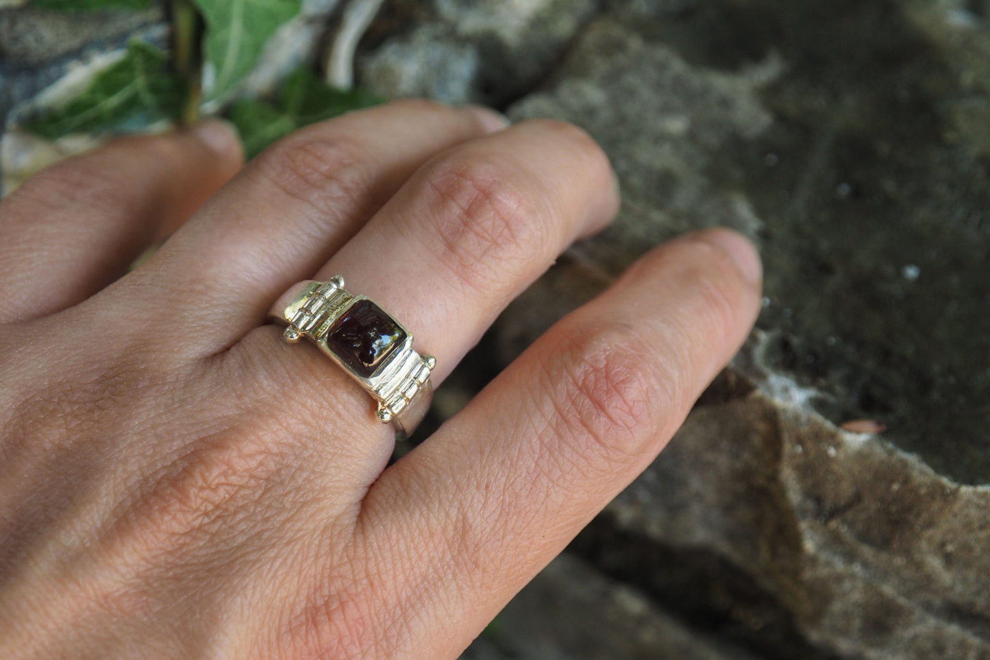 Elyndra | Ring with Garnet